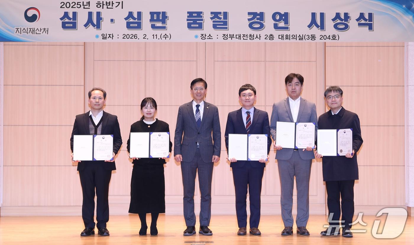 본문 이미지 - 김용선 지식재산처장(왼쪽에서 3번째)이 2025년 올해의 심사관들과 기념촬영을 하고 있다.(지식재산처 제공.재판매 및 DB금지)/뉴스1