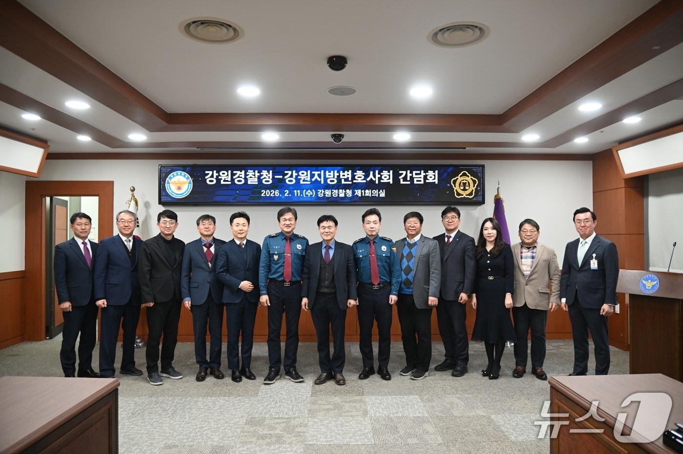 본문 이미지 - 강원경찰청‧강원변호사회는 11일 '경찰 수사 신뢰성 제고 위한 변호인 조력권 강화 방안' 등을 위한 간담회를 개최했다.(강원경찰청 제공. 재판매 및 DB금지)/뉴스1