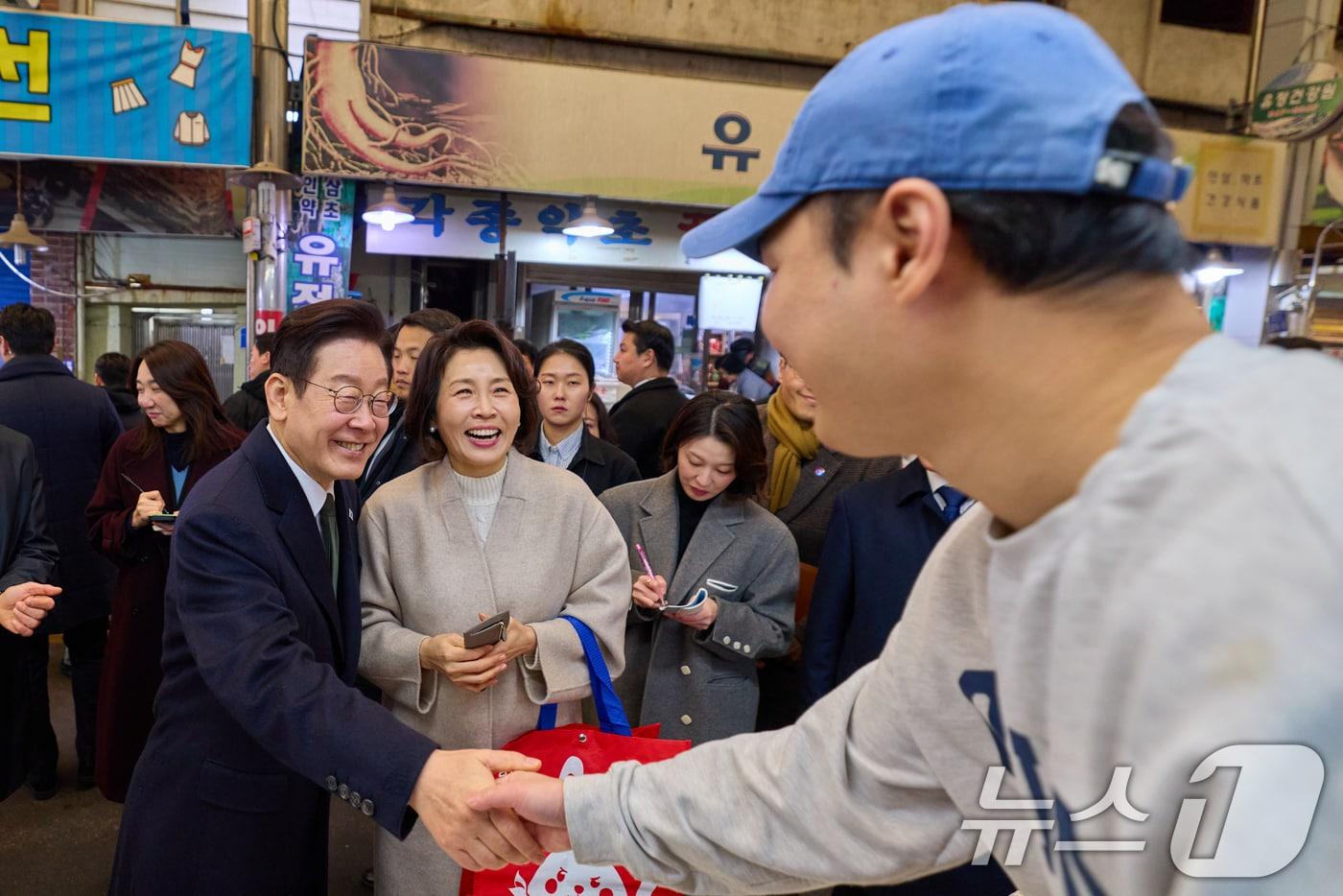 본문 이미지 - 이재명 대통령과 김혜경 여사가 11일 충북 충주시 무학시장을 방문해 시민들과 인사하고 있다. (청와대 제공. 재판매 및 DB 금지) 2026.2.11 ⓒ 뉴스1 허경 기자