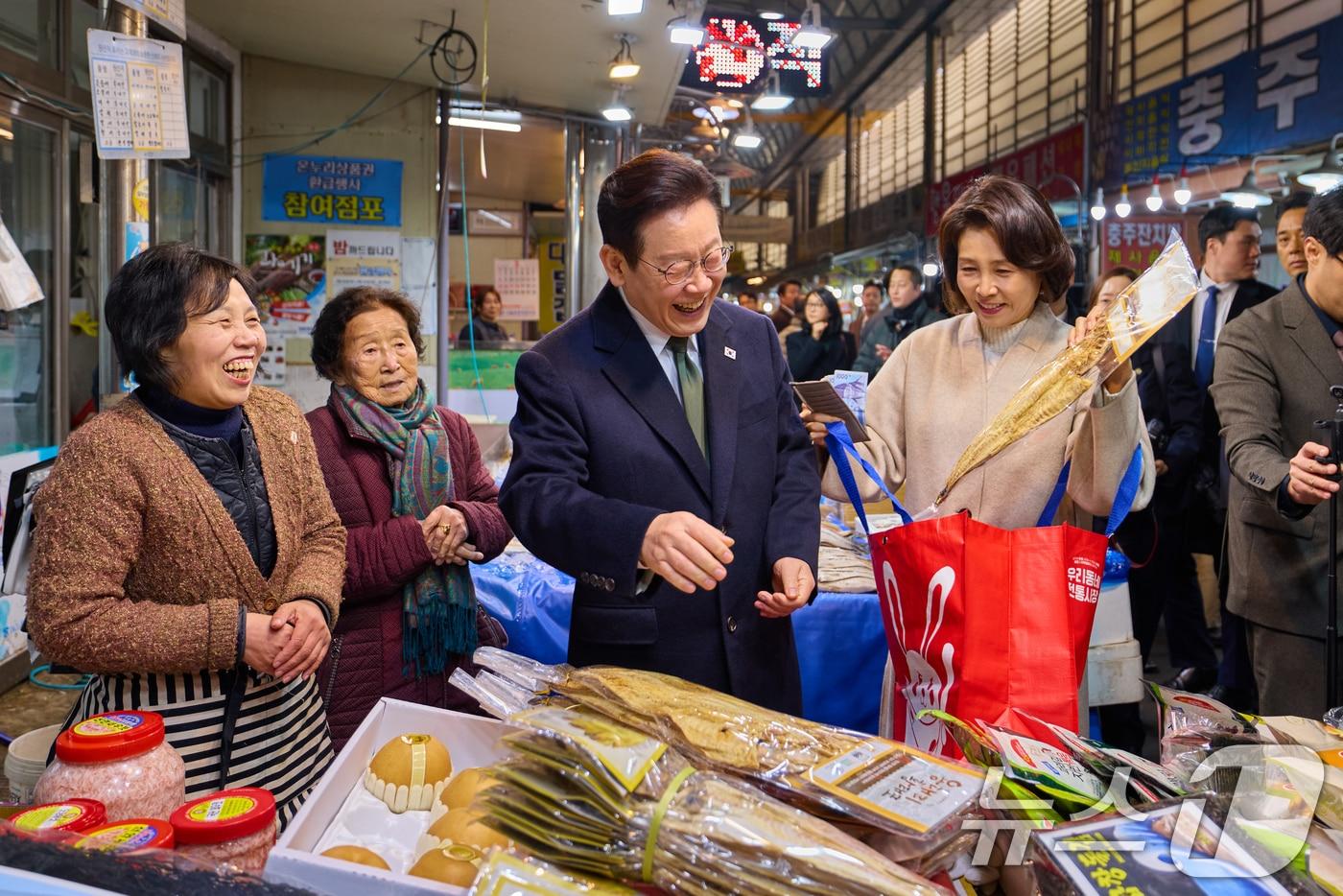 본문 이미지 - 이재명 대통령과 김혜경 여사가 11일 충북 충주시 무학시장을 방문해 황태포 등 제수용품을 구입하고 있다. (청와대 제공. 재판매 및 DB 금지) 2026.2.11 ⓒ 뉴스1 허경 기자