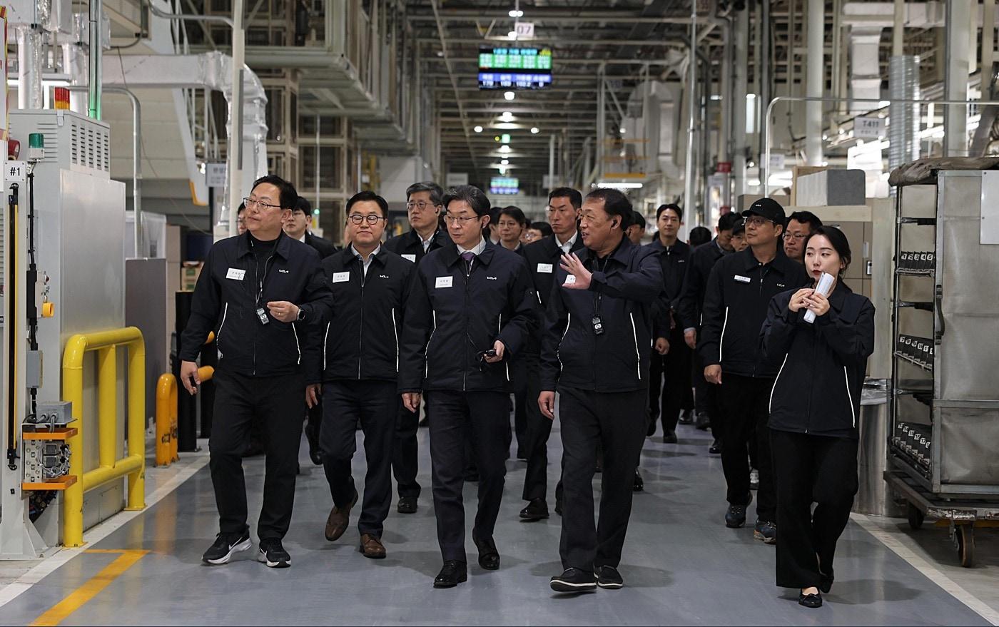 본문 이미지 - 이억원 금융위원장이 11일 오전 광주광역시 서구 기아오토랜드 광주1공장에 방문해 생산라인을 시찰했다(금융위 제공).