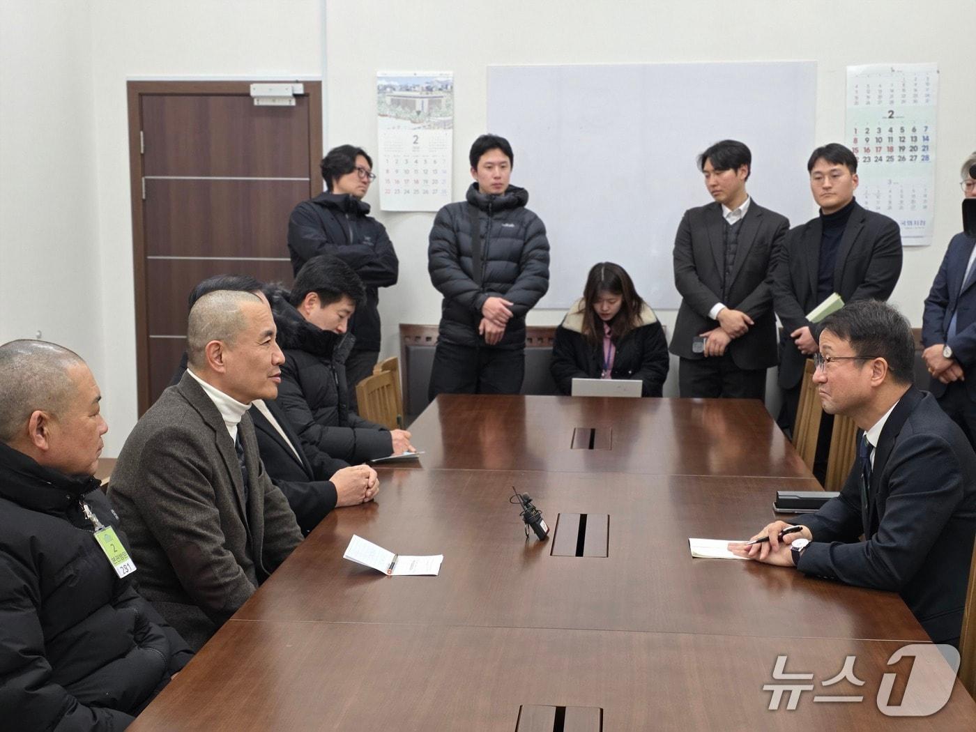 본문 이미지 - 김진태 강원도지사가 11일 한병도 민주당 원내대표를 만나 강원특별법 3차 개정안이 이른 시일 내에 처리될 수 있도록 협조해달라고 요청했다.(강원도 제공. 재판매 및 DB금지)/뉴스1