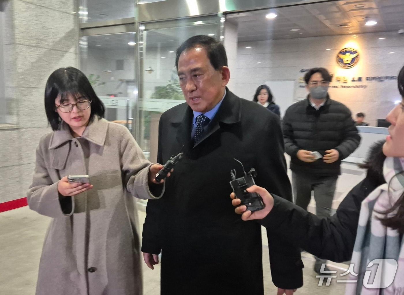 본문 이미지 - 양준욱 전 서울시의장이 11일 서울경찰청 공공범죄수사대에서 조사를 받고 나가는 모습. 2026.2.11 ⓒ 뉴스1 신윤하 기자