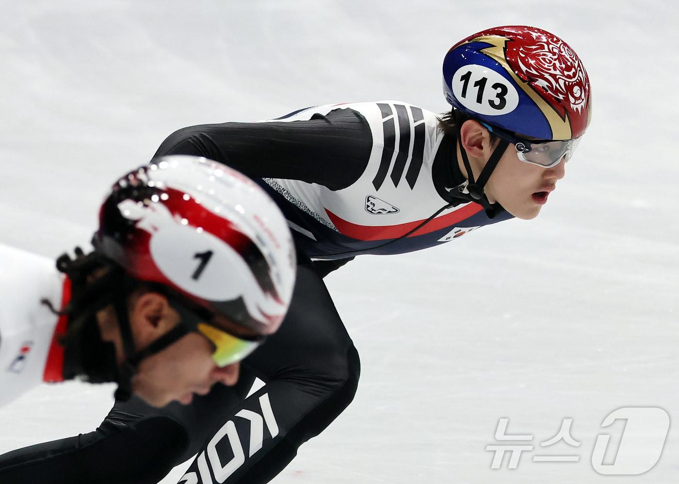 본문 이미지 - 쇼트트랙 대표팀 임종언이 11일(현지시간) 이탈리아 밀라노 아이스 스케이팅 아레나에서 캐나다 대표팀의 에이스 단지누와 함께 훈련하고 있다. 2026.2.11 ⓒ 뉴스1 김진환 기자