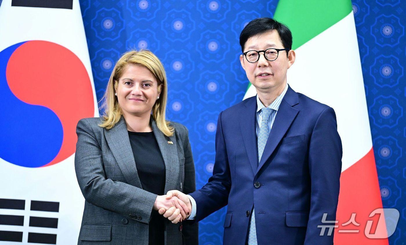 본문 이미지 - 마리아 트리포디 이탈리아 외교부 차관과 박윤주 외교부 1차관은 11일 정부서울청사에서 만나 제2차 전략대화를 진행했다. (외교부 제공)