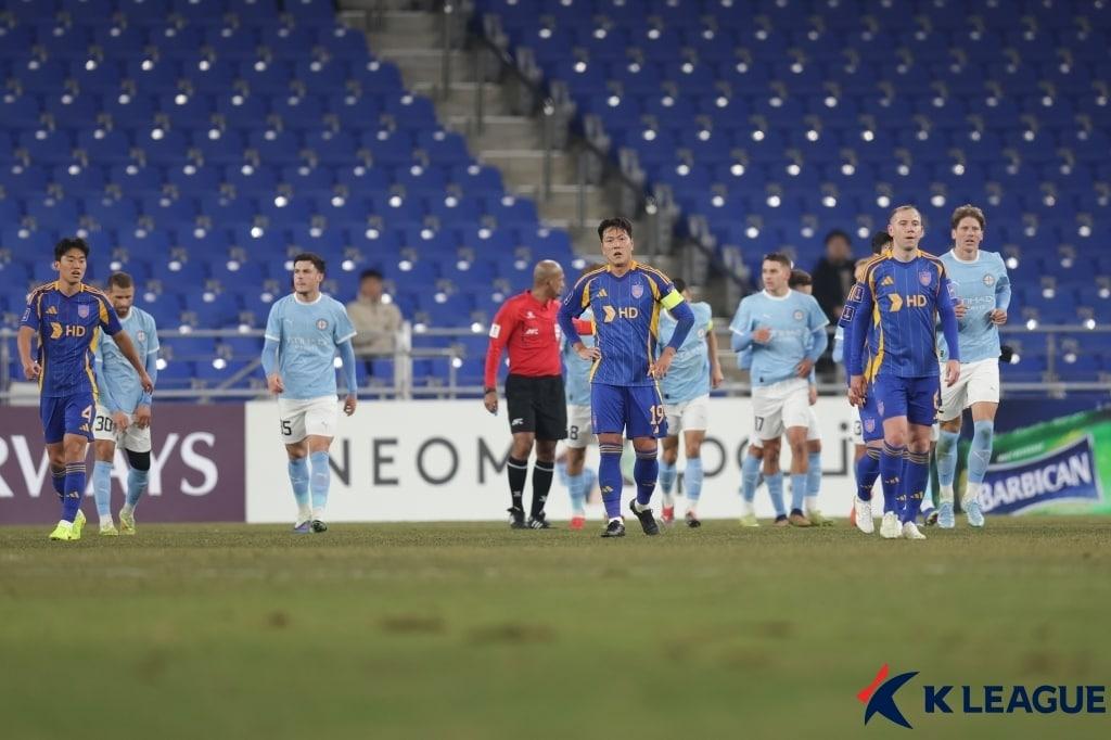 본문 이미지 - 울산 HD 선수단이 11일 울산문수경기장에서 열린 멜버른 시티와 2025-26 아시아축구연맹(AFC) 챔피언스리그 엘리트 리그 스테이지 7차전에서 실점 후 실망하고 있다. (한국프로축구연맹 제공)
