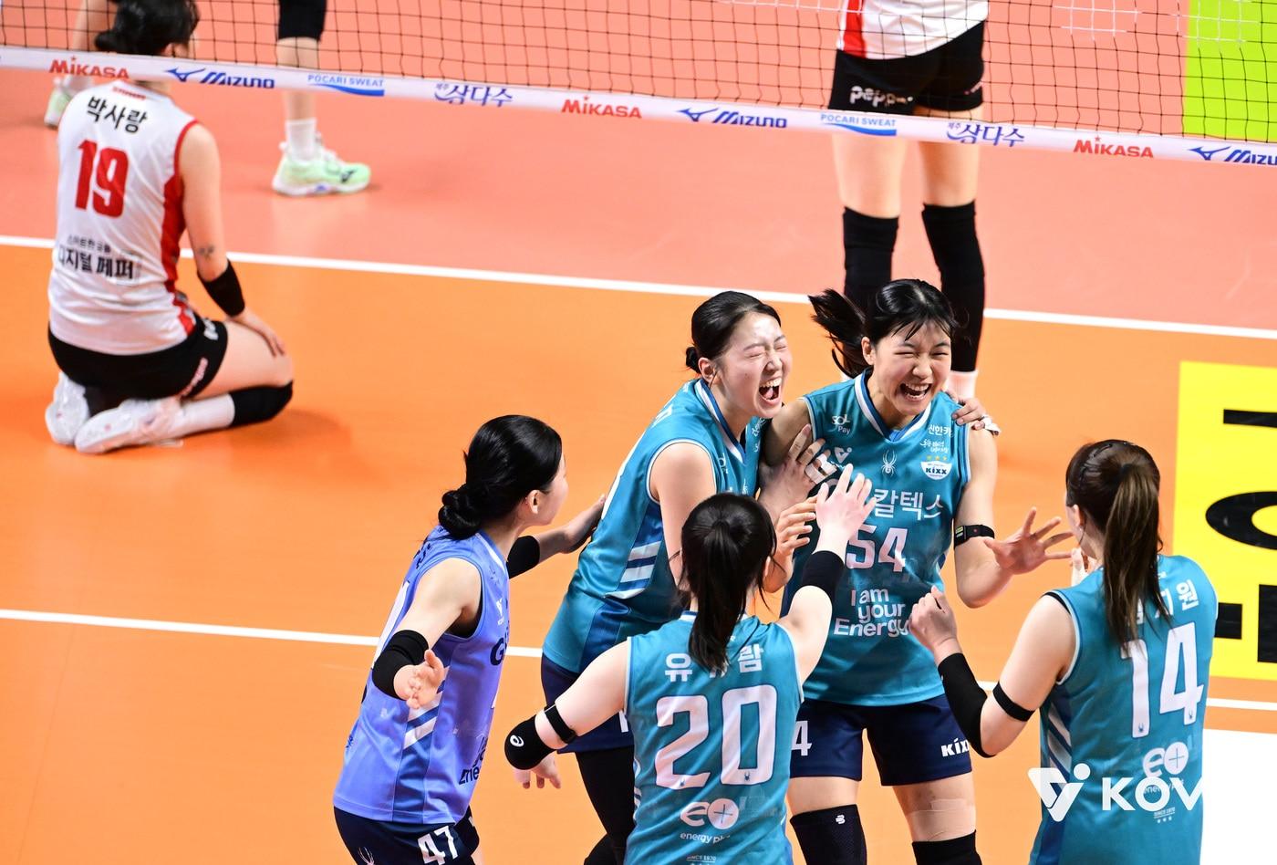 본문 이미지 - GS칼텍스 선수단이 11일 서울 장충체육관에서 열린 페퍼저축은행과 홈 경기에서 득점 후 기뻐하고 있다. (KOVO 제공)