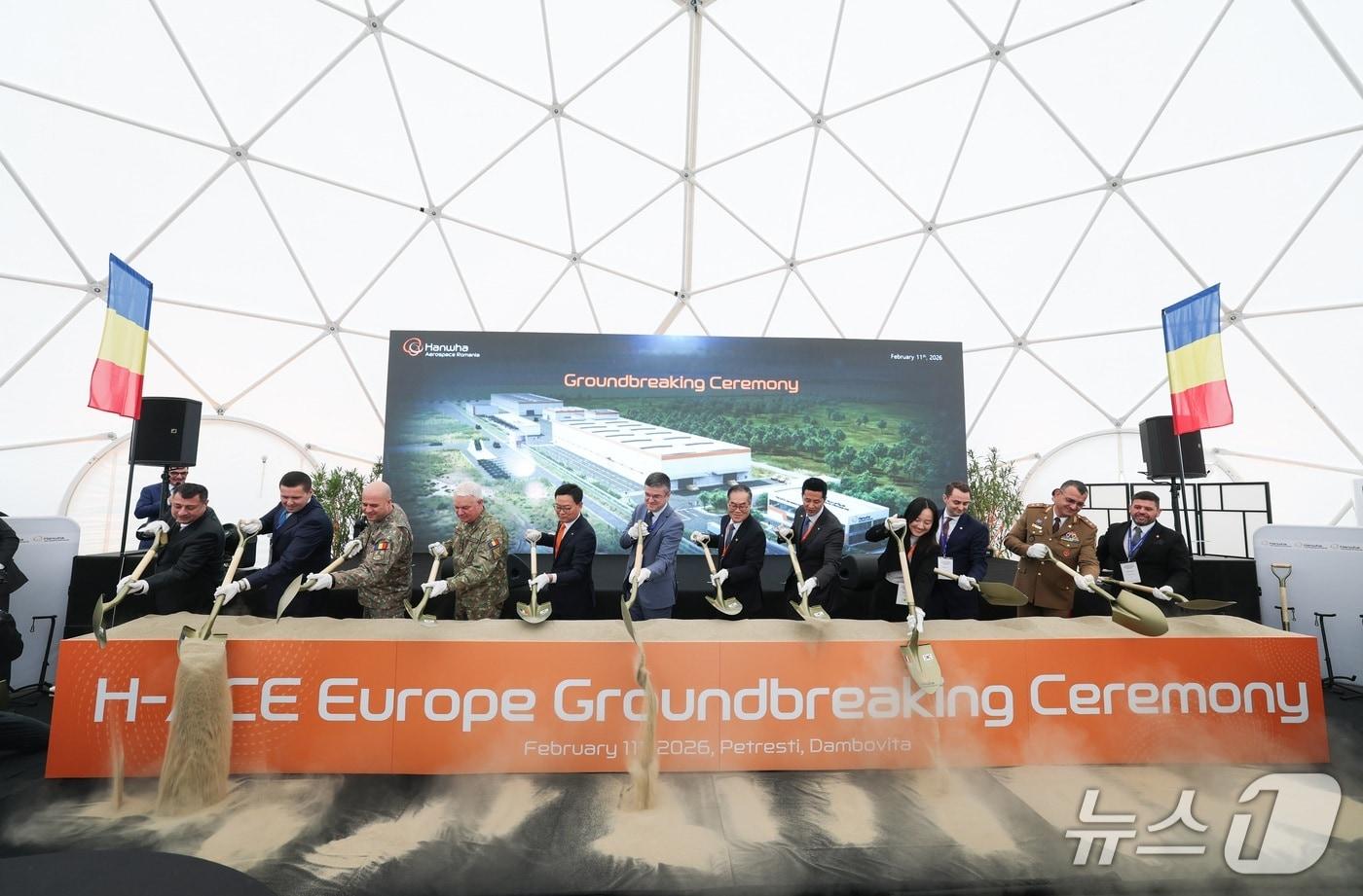 본문 이미지 - 11일(현지시간) 루마니아 듬보비차주에서 열린 K9자주포 현지 공장 착공식에서 이용철 방위사업청장 등 참석자가 시삽식을 하고 있다. (방위사업청 제공)