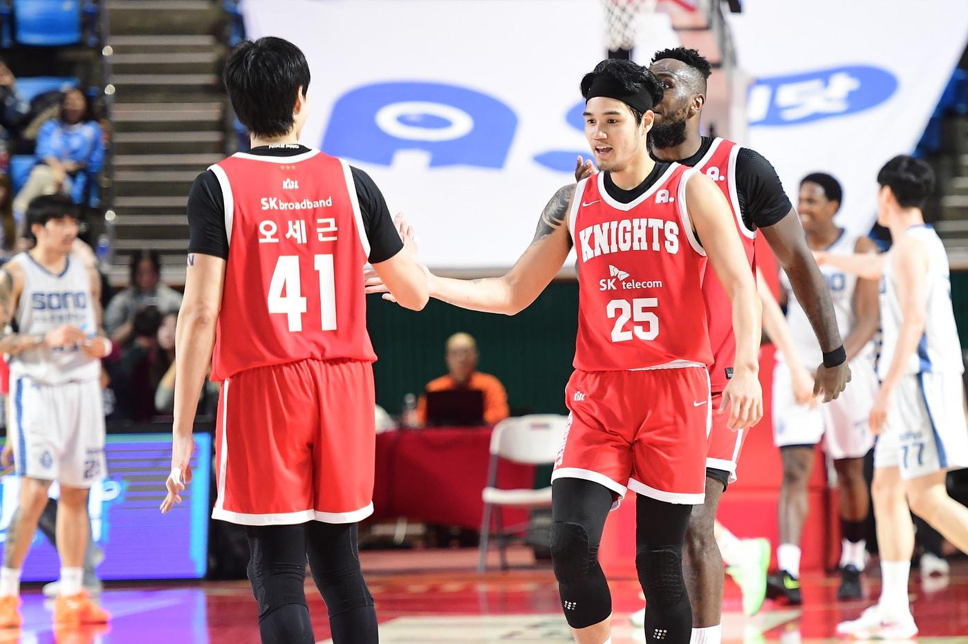 본문 이미지 - 프로농구 서울 SK가 11일 홈에서 소양 소노를 완파했다. (KBL 제공)