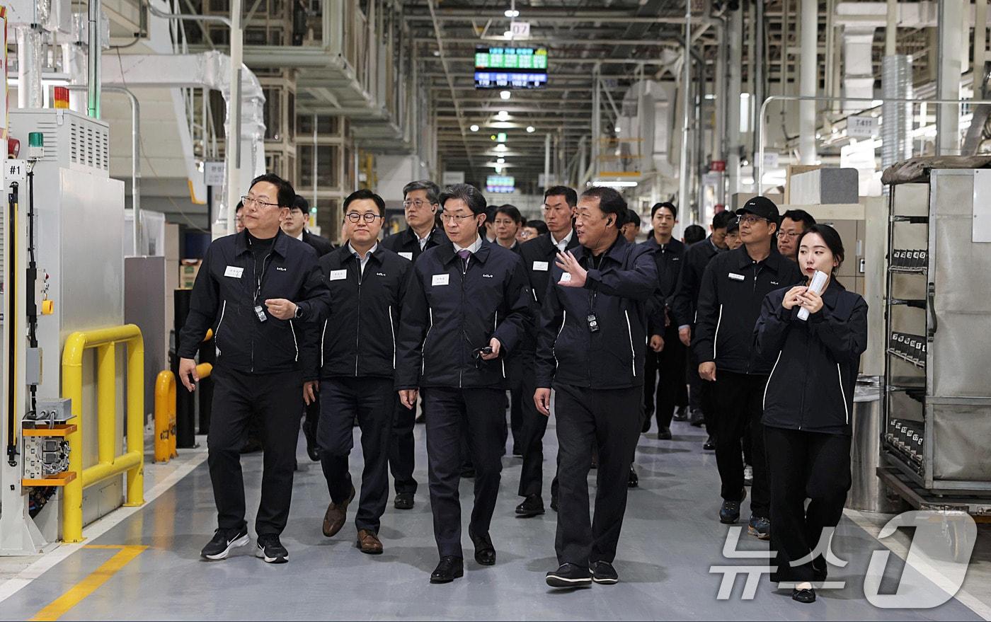 본문 이미지 - 이억원 금융위원장이 11일 오전 광주광역시 서구 기아오토랜드 광주1공장에 방문해 생산라인을 시찰하고 있다. (금융위원회 제공. 재판매 및 DB 금지) 2026.2.11 ⓒ 뉴스1
