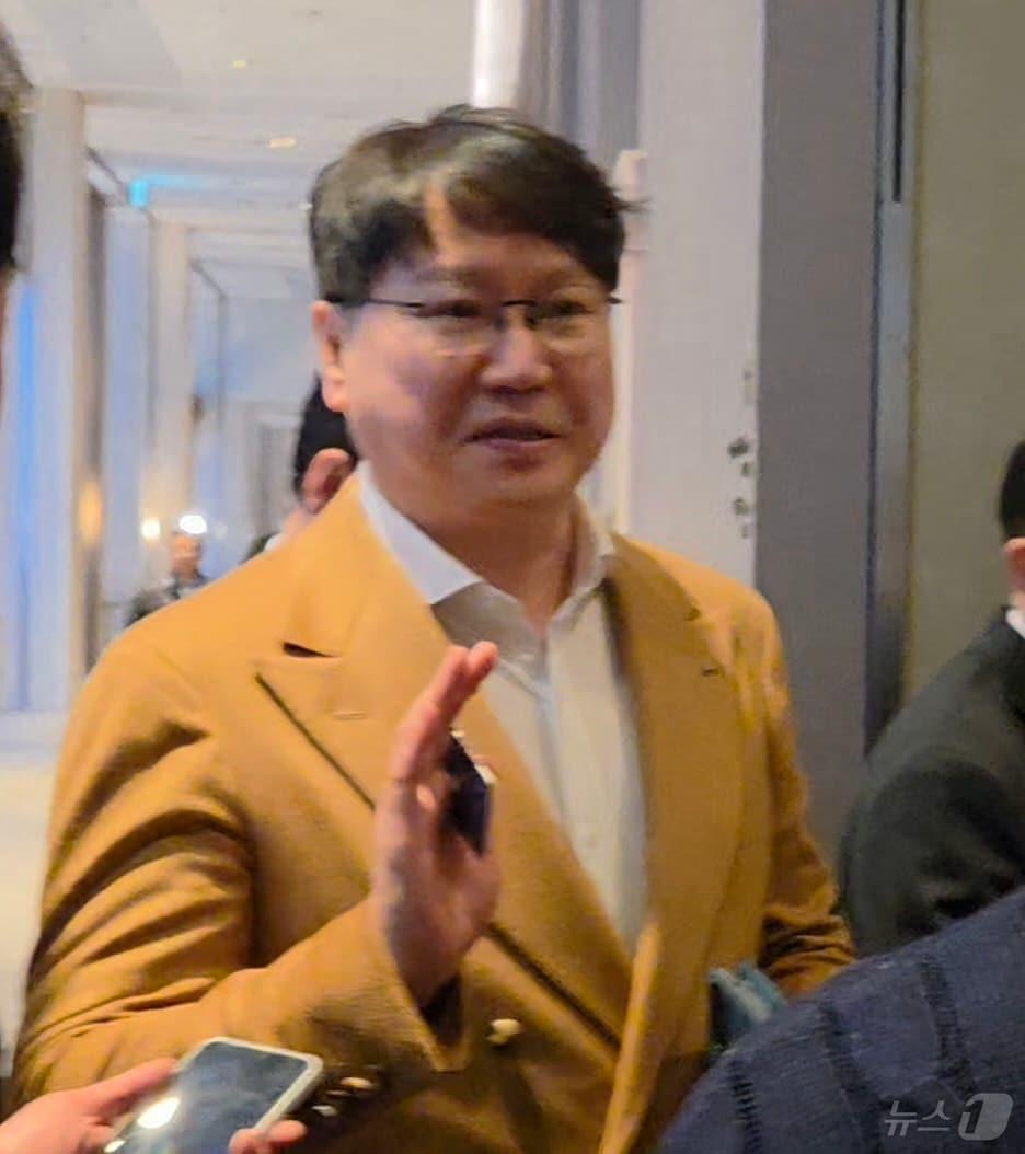 본문 이미지 - 곽동신 한미반도체 회장이 11일 서울 강남구 그랜드인터컨티넨탈 서울 파르나스에서 '세미콘 코리아 2026' 부대행사로 열린 리더십 디너 행사에 참석하기 전 기자들과 질의응답을 하고 있다. 2026.2.11 최동현 기자 ⓒ 뉴스1 최동현 기자