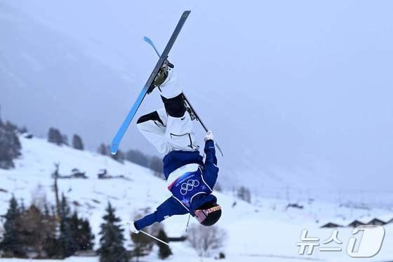 본문 이미지 - 한국 프리스타일 스키 국가대표 윤신이가 2026 밀라노·코르티나담페초 동계 올림픽 여자 모굴에 출전해 연기하고 있다. ⓒ AFP=뉴스1