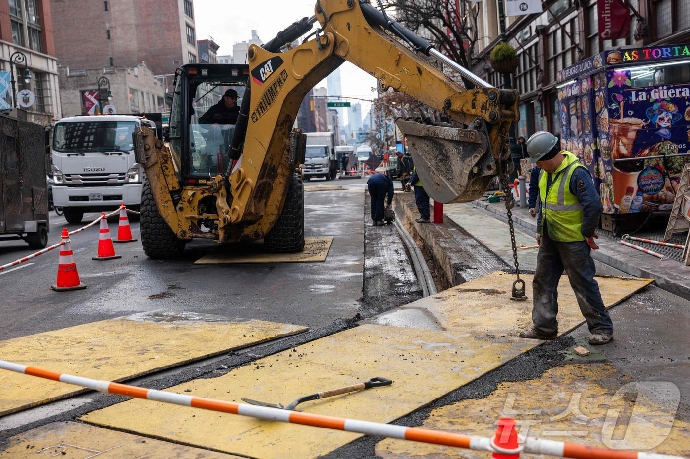 본문 이미지 - 2026년 1월 9일 미국 뉴욕 맨해튼의 한 거리 건설 현장에서 일하는 건설 노동자들의 모습.<자료사진> ⓒ AFP=뉴스1