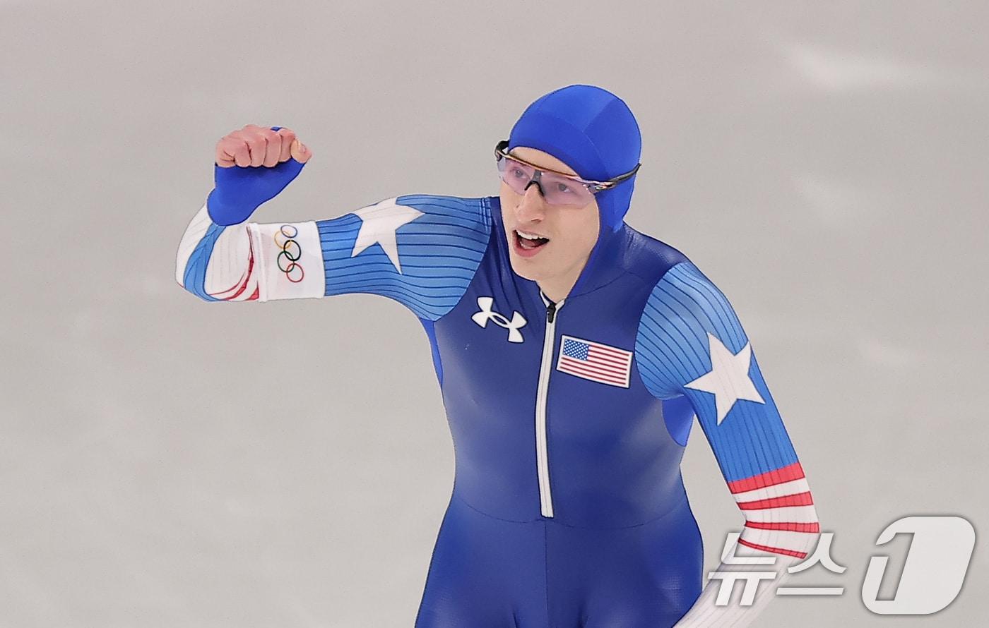 본문 이미지 - 미국 스피드스케이팅 조던 스톨츠가 11일(현지시간) 이탈리아 밀라노 스피드스케이팅 스타디움에서 열린 2026 밀라노·코르티나담페초 동계올림픽 스피드스케이팅 남자 1000m 경기에서 1위로 레이스를 마친 후 환호하고 있다. 2026.2.12 ⓒ 뉴스1 김성진 기자