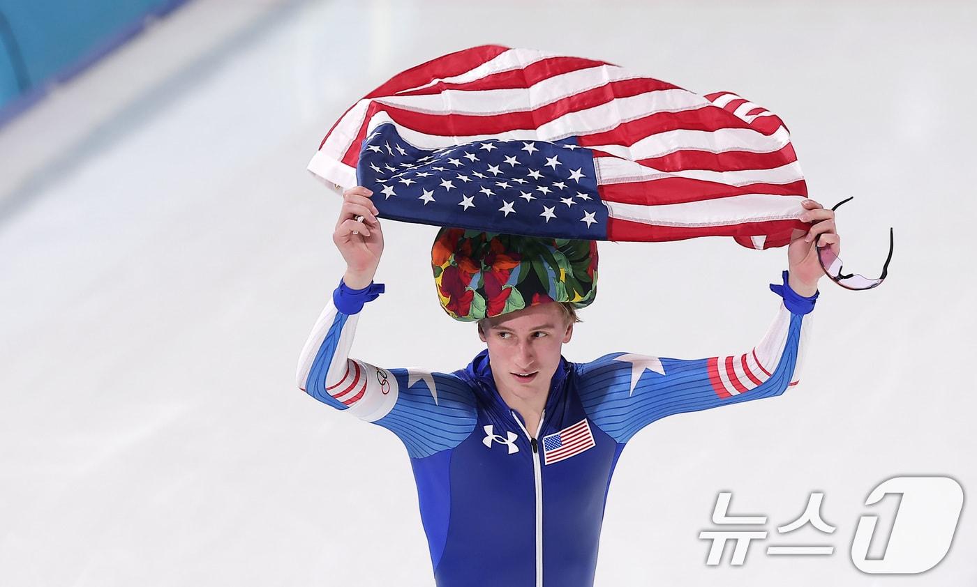 본문 이미지 - 미국 스피드스케이팅 조던 스톨츠가 11일(현지시간) 이탈리아 밀라노 스피드스케이팅 스타디움에서 열린 2026 밀라노·코르티나담페초 동계올림픽 스피드스케이팅 남자 1000m 경기에서 금메달을 차지한 후 팬들에게 인사하고 있다. 2026.2.12 ⓒ 뉴스1 김성진 기자