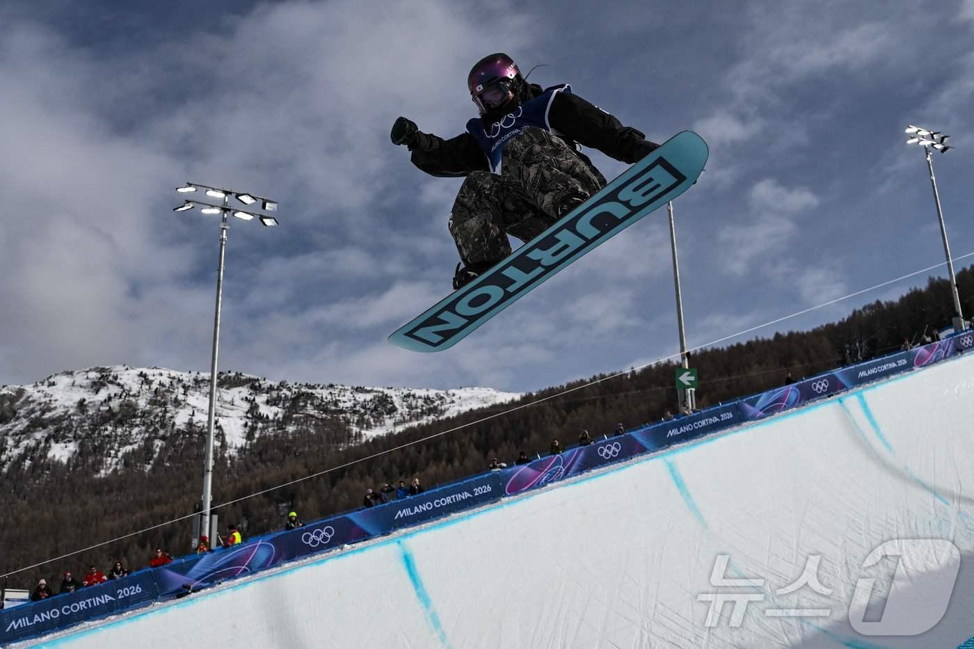 본문 이미지 - 스노보드 하프파이프 결선에 오른 최가온ⓒ AFP=뉴스1