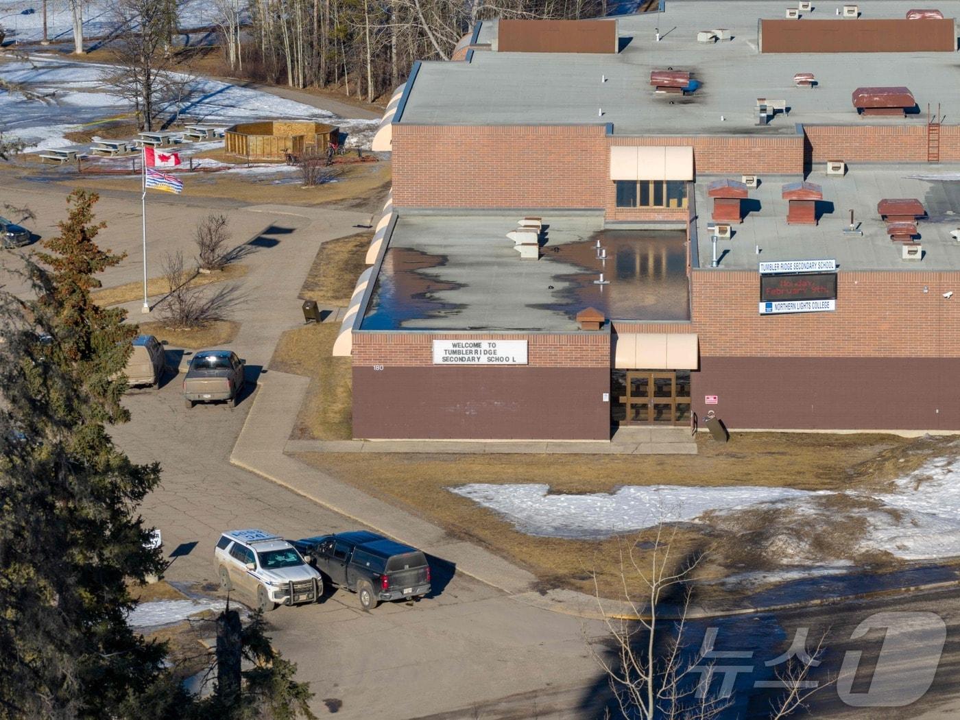 본문 이미지 - 11일 총격사건이 발생한 캐나다 브리티시컬럼비아주 텀블러리지의 중·고등학교 건물. 2026.02.11.ⓒ AFP=뉴스1