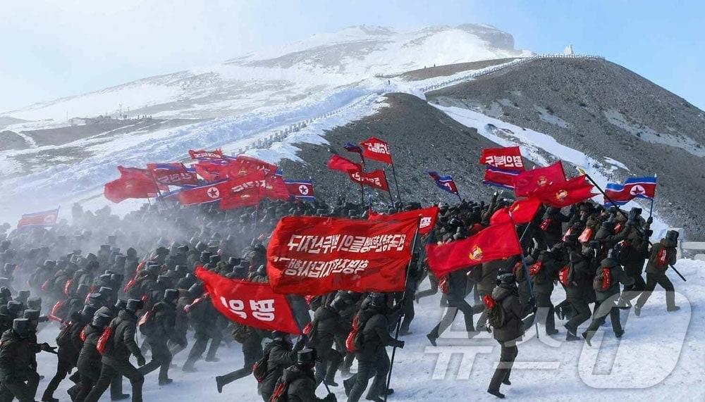 본문 이미지 - (평양 노동신문=뉴스1) = 북한 노동당 기관지 노동신문은 12일 전국청년학생들의 백두산지구 혁명전적지답사행군대가 전날 백두산에 올랐다고 보도했다. [국내에서만 사용가능. 재배포 금지. DB 금지. For Use Only in the Republic of Korea. Redistribution Prohibited] rodongphoto@news1.kr