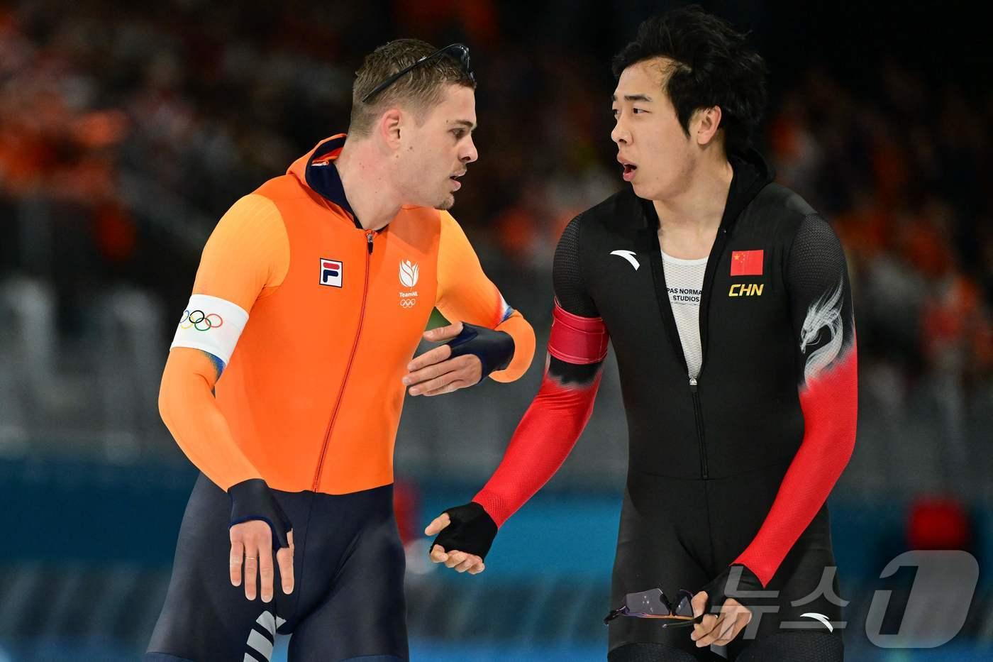 본문 이미지 - 욥 베네마르스(왼쪽)가 12일(한국시간) 열린 2026 밀라노 코르티나 동계 올림픽 스피드스케이팅 남자 1000m 경기를 마친 뒤 자신을 방해한 롄쯔원(중국)에게 항의하고 있다. ⓒ AFP=뉴스1