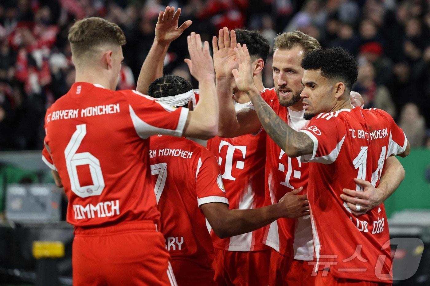 본문 이미지 - 바이에른 뮌헨이 12일(한국시간) 독일 뮌헨 알리안츠 아레나에서 열린 RB 라이프치히와 2025-26 DFB 포칼 8강에서 2-0으로 이겼다. ⓒ AFP=뉴스1