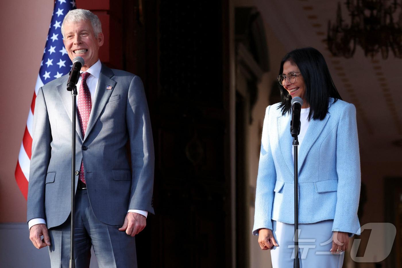 본문 이미지 - 크리스 라이트 미 에너지장관과 델시 로드리게스 베네수엘라 임시 대통령 겸 석유장관이 11일(현지시간) 베네수엘라 카라카스 미라플로레스 대통령궁에서 언론에 발언하고 있다. 2026.02.11. ⓒ 로이터=뉴스1