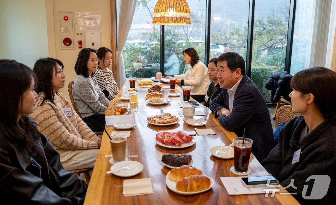본문 이미지 - 충북 증평군이 신규 공직자와 브런치토크 간담회를 열고 있다.(증평군 제공, 재판매 및 DB금지)/뉴스1
