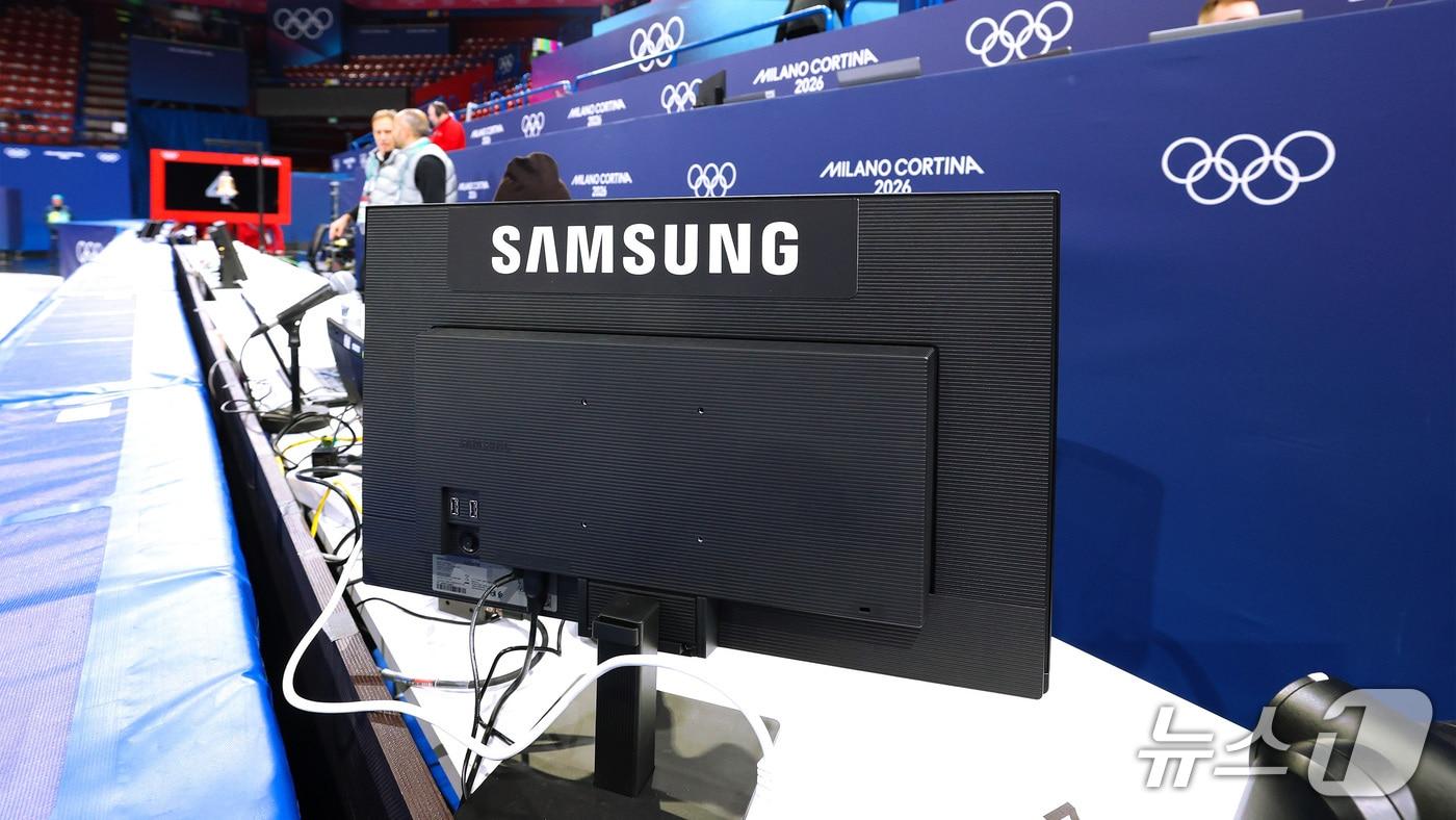 본문 이미지 - 삼성전자가 2026 밀라노 코르티나 동계올림픽 쇼트트랙 경기장에 최첨단 모니터를 지원한다.(삼성전자 제공)
