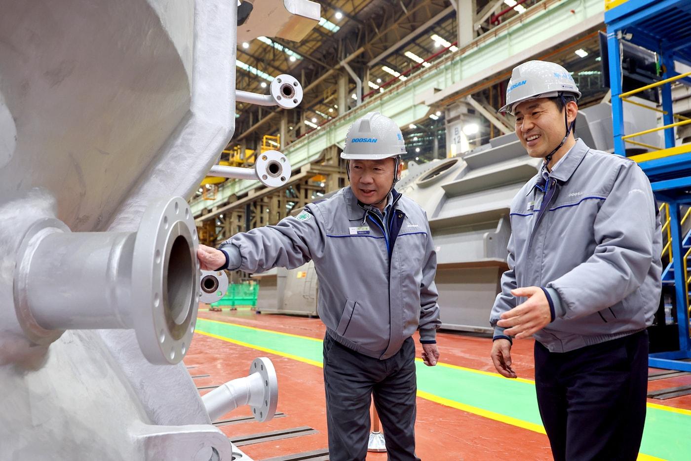 본문 이미지 - 박정원 두산그룹 회장(왼쪽)이 11일, 경남 창원 두산에너빌리티 사업장을 방문해 제작 중인 발전용 가스터빈 제품을 살펴보고 있다.(두산 제공)