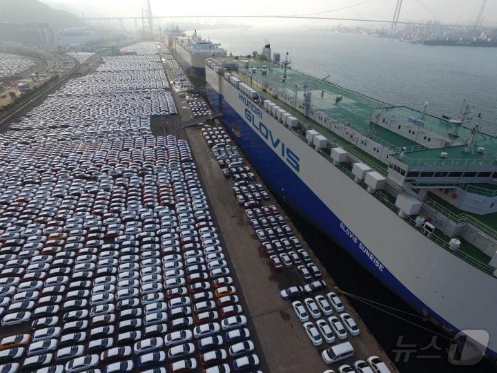 본문 이미지 - 현대글로비스의 자동차운반선과 선적을 기다리고 있는 차량(현대글로비스 제공)