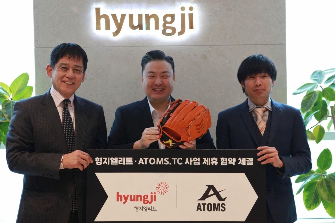 본문 이미지 - 지난 11일 인천 송도 본사에서 최준호 형지엘리트 대표이사(중앙)와 아톰즈 창업자인 오카다 시게오 대표(왼쪽), 현재 대표인 칸다 요시치카가 글로브 공급 계약 업무협약을 체결하고 기념 사진을 촬영하고 있다.(형지엘리트 제공)