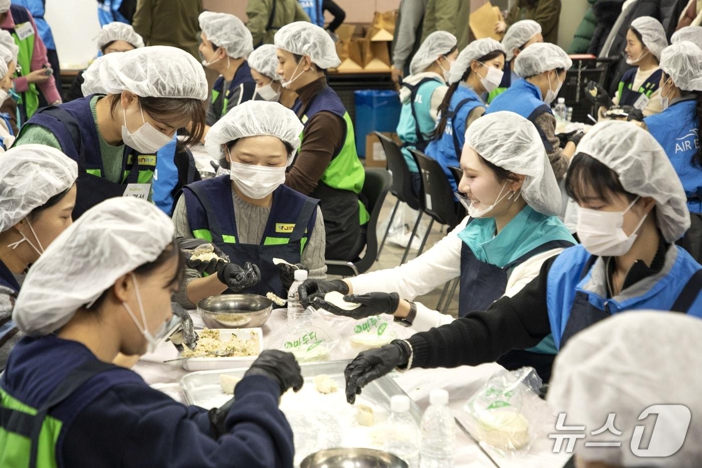 본문 이미지 - 진에어, 에어부산 및 에어서울과 설 맞이 합동 봉사활동(진에어 제공)
