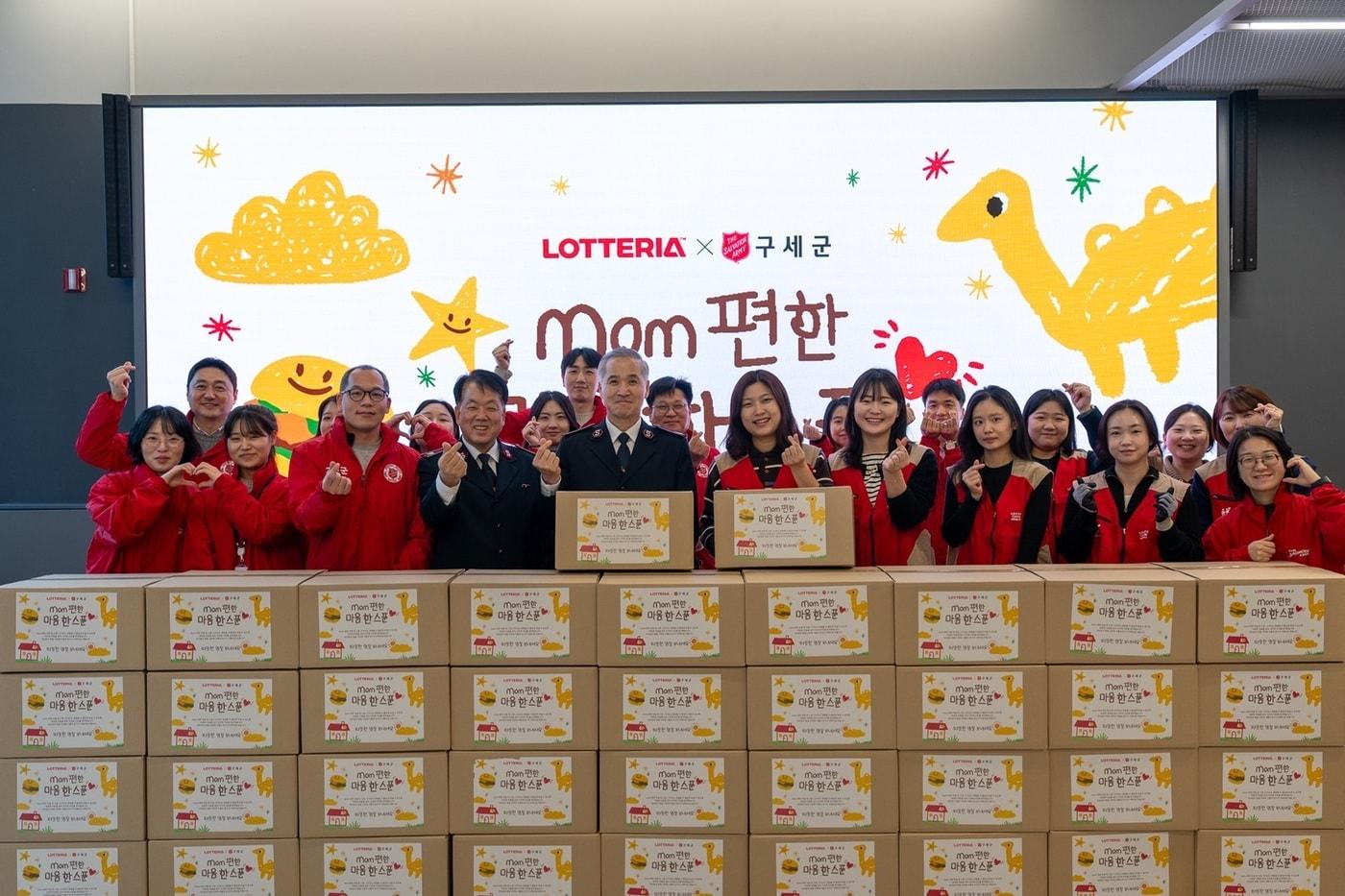 본문 이미지 - 지난 11일 강북구청에서 롯데리아가 취약계층 아동을 위해 명절 키트를 전달했다.(롯데GRS 제공)