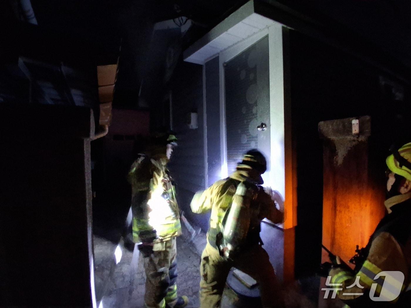 본문 이미지 - 11일 오후 11시41분쯤 경북 영주시 가흥동의 단독주택에서 불이나 소방대원들이 진화하고 있다.(경북소방본부 제공. 재판매 및 DB금지)2026.2.12/뉴스1