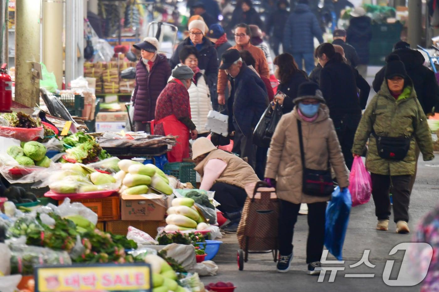본문 이미지 - 설 명절을 앞둔 12일 오전 경북 포항시 죽도시장 곳곳이 제수용품을 구입을 위해 나온 시민들로 붐비고 있다. 2026.2.12 ⓒ 뉴스1 최창호 기자