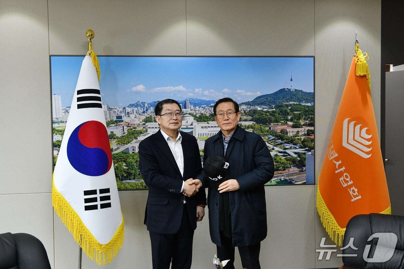 본문 이미지 - 백승주 전쟁기념사업회장(왼쪽)은 지난 10일 정운현 한국문화정보원장과 만나  콘텐츠 제작 협업 확대 방안을 논의했다. 2026.2.12./ⓒ 뉴스1(전쟁기념사업회 제공)