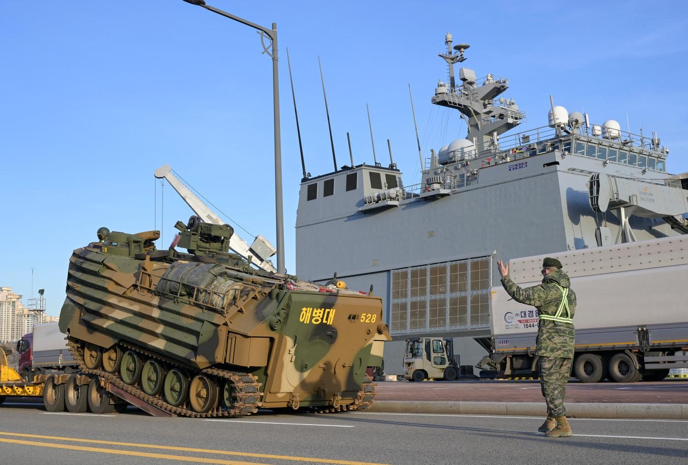 본문 이미지 - 코브라골드 훈련전대가 12일 출항에 앞서 지난 10일 해군 부산작전기지에서 해군 상륙함 노적봉함(LST-Ⅱ, 4,900톤급)에 해병대 한국형 상륙돌격장갑차(KAAV)를 탑재하고 있다.(해군 제공)