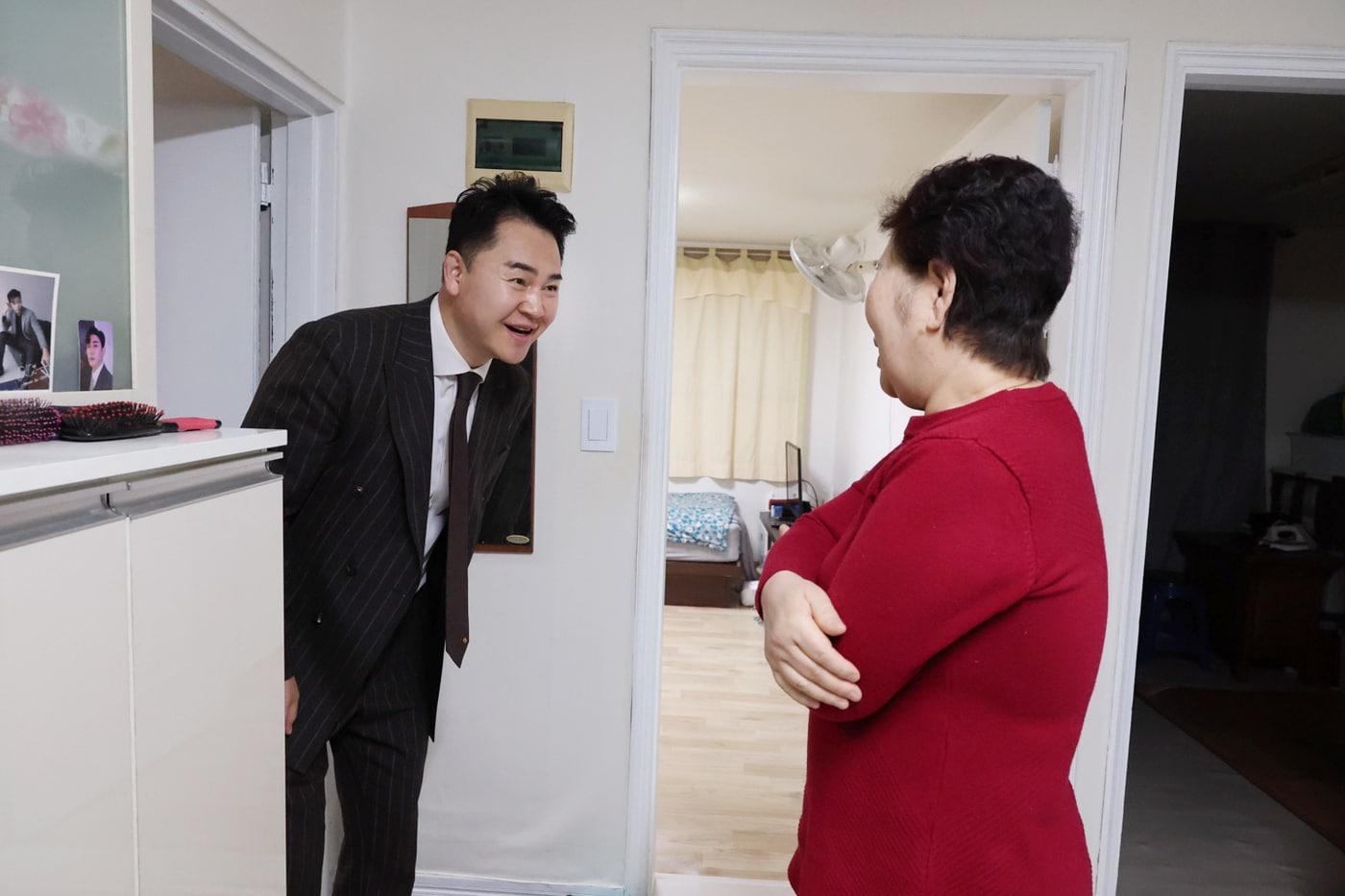 본문 이미지 - 오언석 도봉구청장이 설 명절 어르신과 인사를 나누고 있다.(도봉구 제공)