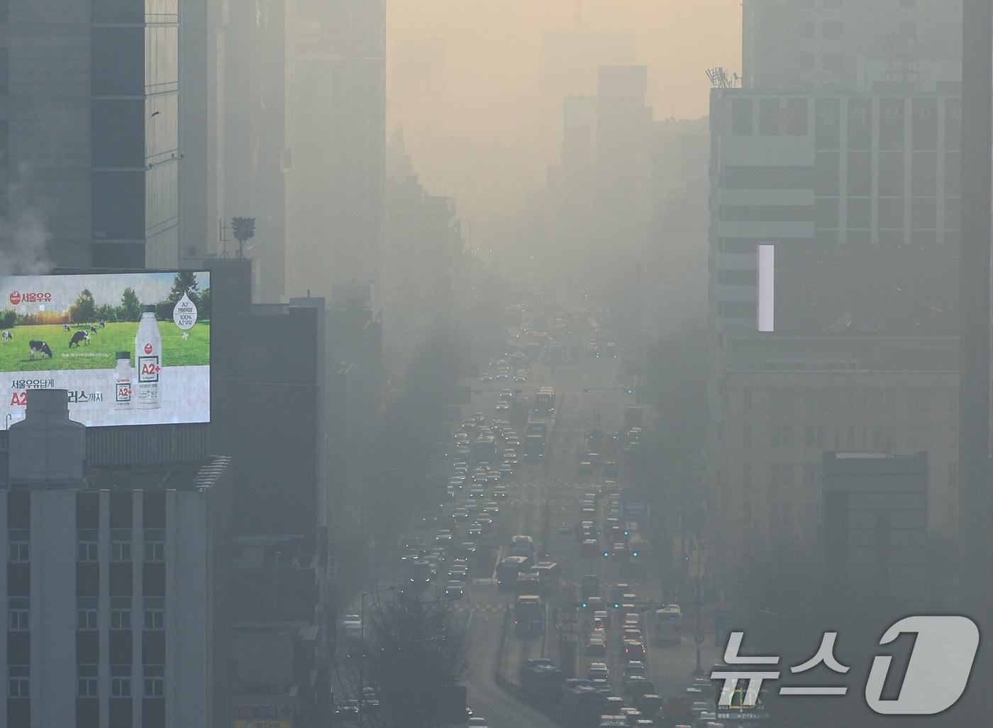 본문 이미지 - 전국 대부분 지역의 미세먼지가 나쁨 수준을 보인 12일 서울 도심이 미세먼지로 뿌옇게 보이고 있다. 2026.2.12 ⓒ 뉴스1 이호윤 기자