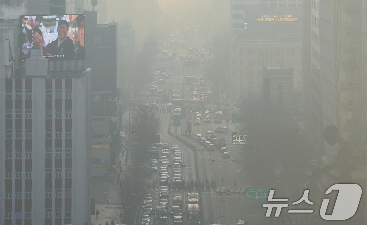 본문 이미지 - 전국 대부분 지역의 미세먼지가 '나쁨' 수준을 보인 12일 서울 도심이 미세먼지로 뿌옇게 보이고 있다. 2026.2.12 ⓒ 뉴스1 이호윤 기자