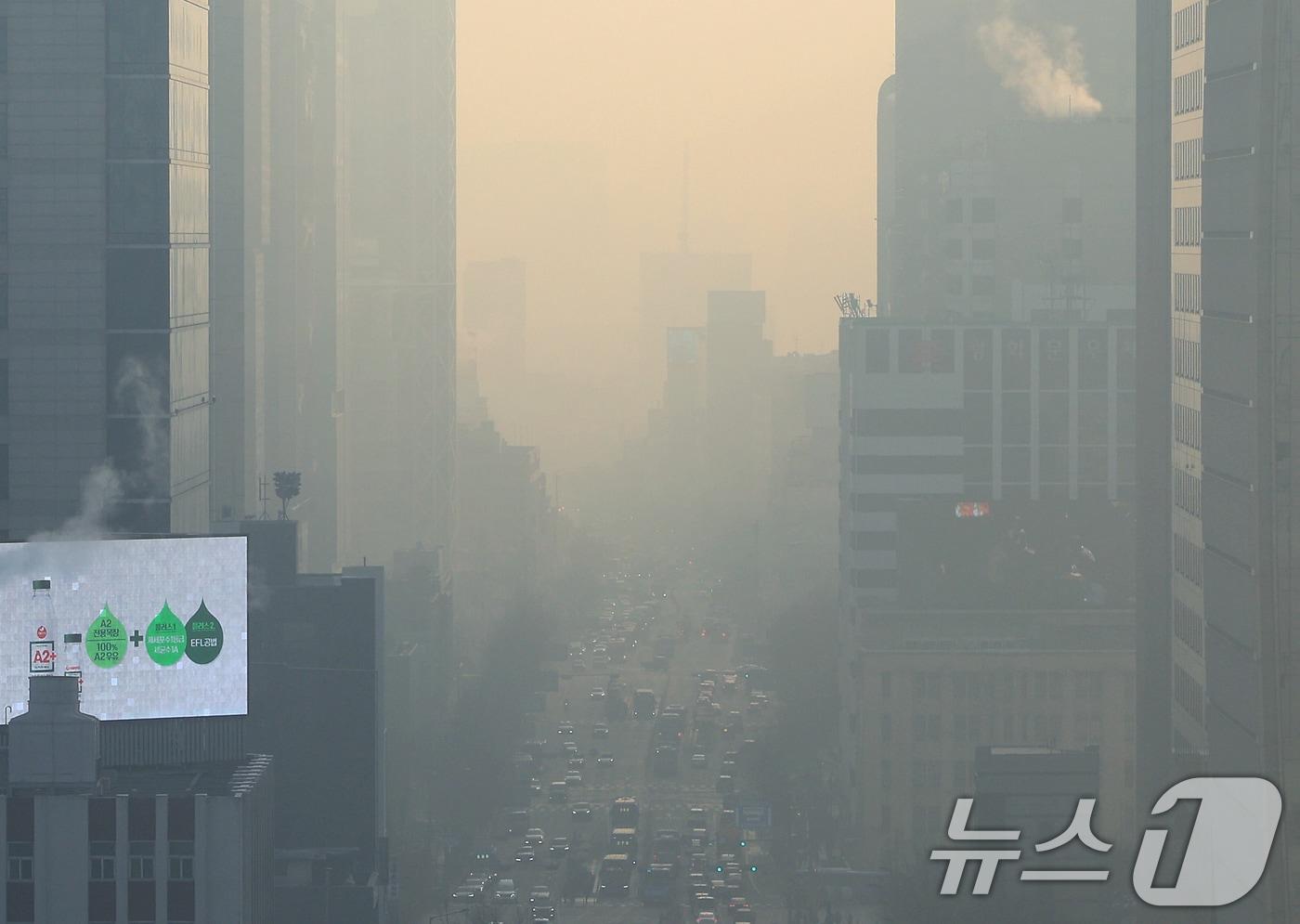 본문 이미지 - 전국 대부분 지역의 미세먼지가 나쁨 수준을 보인 12일 서울 도심이 미세먼지로 뿌옇게 보이고 있다. 2026.2.12 ⓒ 뉴스1 이호윤 기자