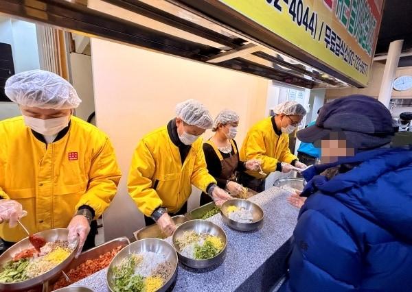 본문 이미지 - 아성다이소 임직원들이 지난 11일 원각사 무료 급식소에서 노인과 노숙인들을 대상으로 제공하는 무료 점심을 배식하고 있다.(아성다이소 제공)