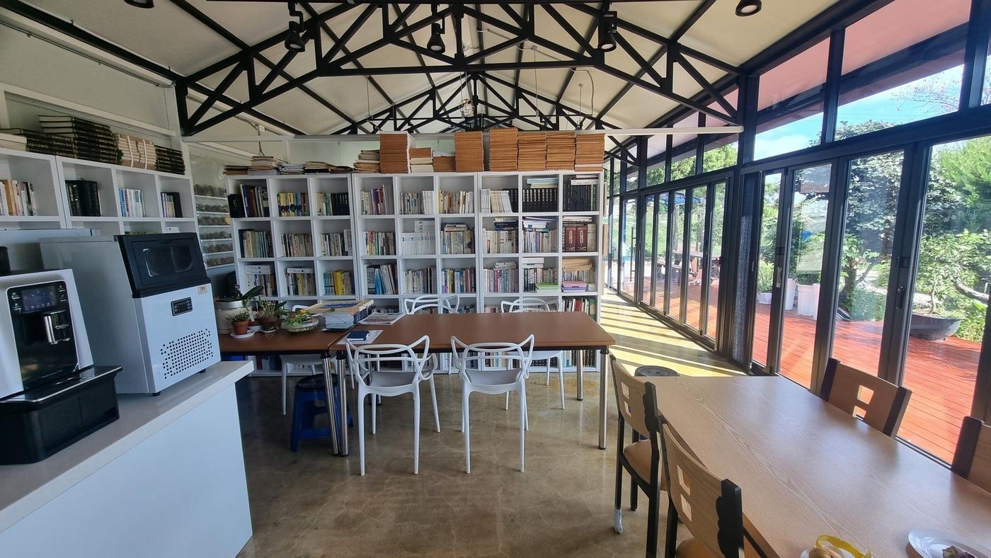 본문 이미지 - 시에그린 휴게공간 및 도서관 이미지 (아르코 제공)