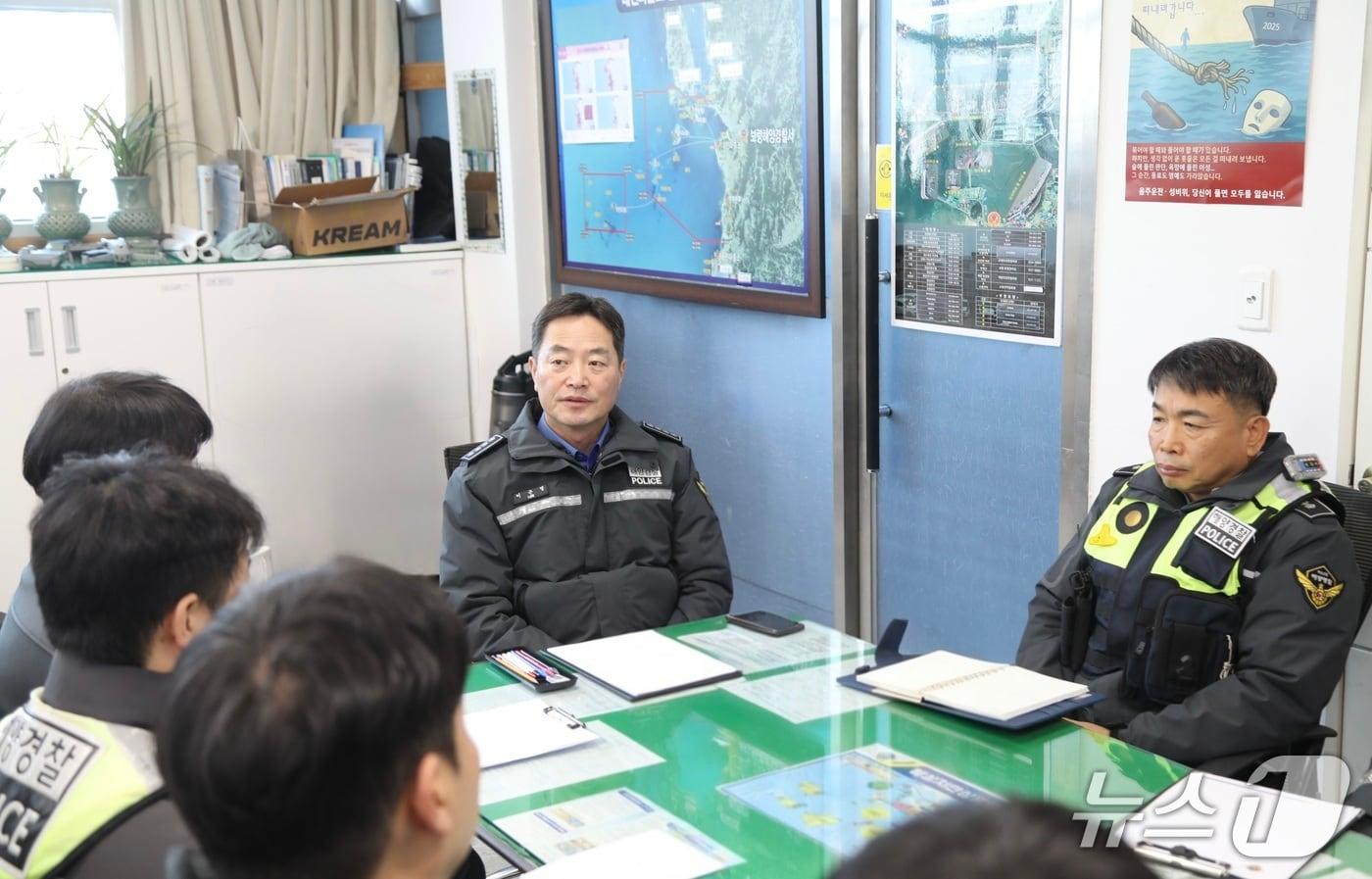 본문 이미지 - 이근영 보령해양경찰서장이 대천파출소를 방문해 현장 점검 중인 모습. (보령해경 제공, 재판매 및 DB금지) / 뉴스1