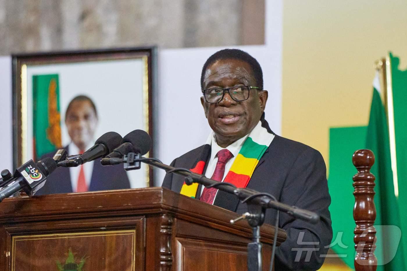 본문 이미지 - 에머슨 음낭가그와 짐바브웨 대통령. 2025.11.14 ⓒ AFP=뉴스1