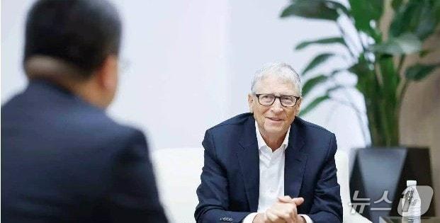 본문 이미지 - 빌 게이츠 마이크로소프트(MS) 창업자가 11일 중국 상하이에서 현지 매체인 제일재경과 인터뷰하고 있다. (제일재경 SNS 계정 갈무리)