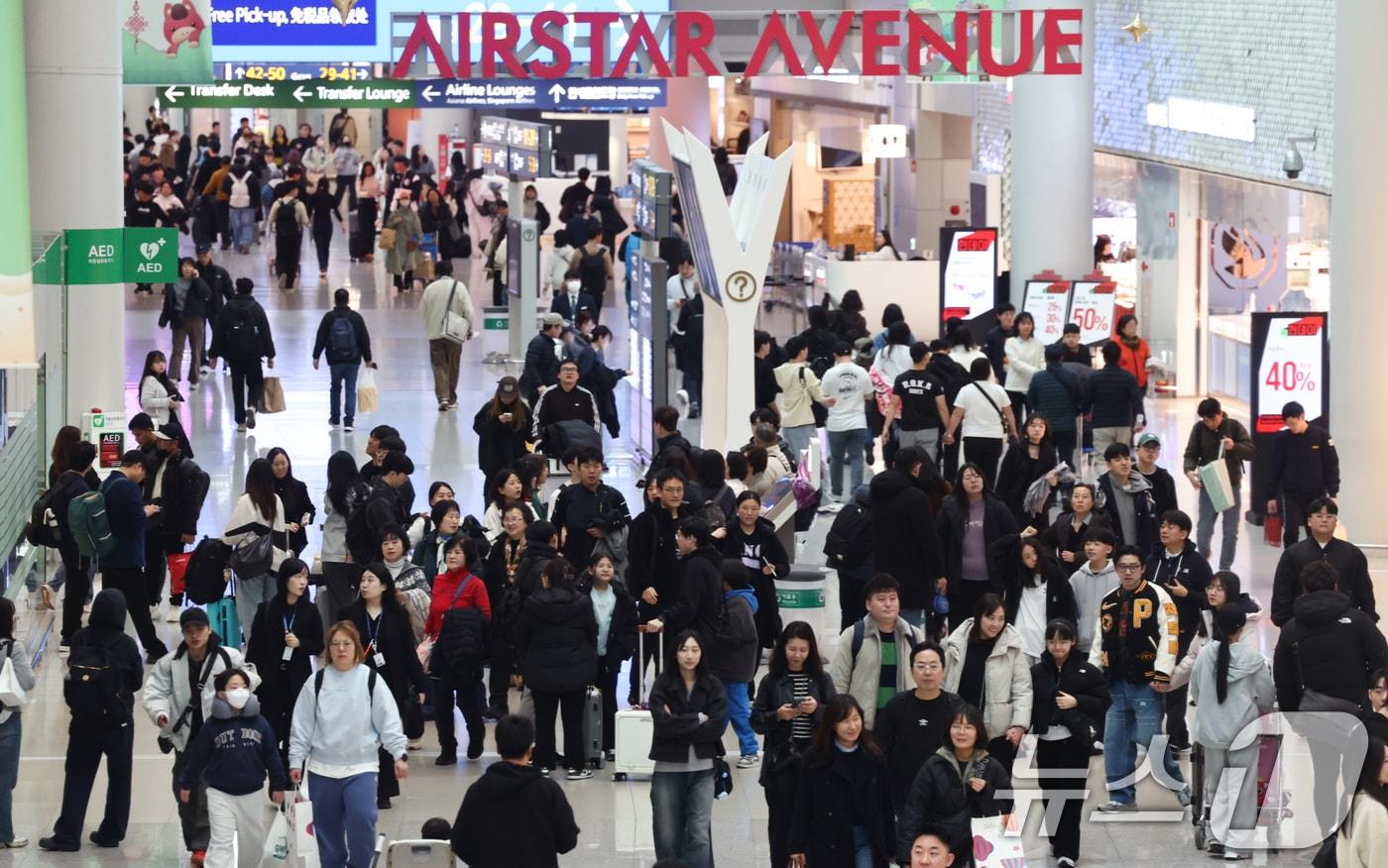 본문 이미지 - 설 명절 연휴를 앞둔 12일 오전 인천국제공항 1터미널 면세구역이 이용객들로 붐비고 있다. 국토교통부에 따르면 오는 13일부터 오는 18일까지 엿새간의 설 연휴 기간 모두 99만 4천 명이 해외로 나갈 것으로 집계됐다. 2026.2.12 ⓒ 뉴스1 최지환 기자