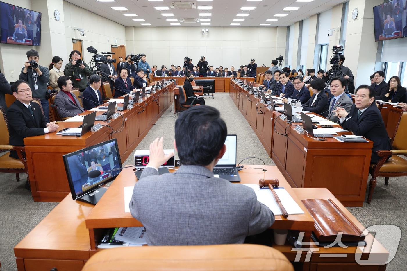 본문 이미지 - 김상훈 위원장이 12일 서울 여의도 국회에서 열린 대미투자특별법처리를위한특별위원회 전체회의에서 회의를 주재하고 있다. 2026.2.12 ⓒ 뉴스1 신웅수 기자