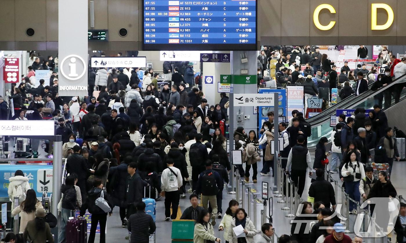 본문 이미지 - 지난 2월 부산 강서구 김해국제공항 국제선 청사가 여행객들로 붐비고 있는 모습. 2026.2.12 ⓒ 뉴스1 윤일지 기자