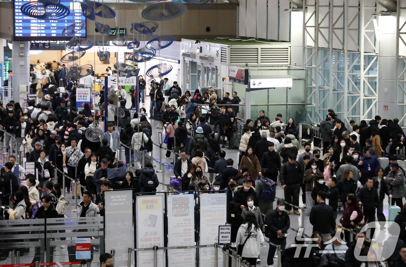 본문 이미지 - 지난 설 연휴 김해공항 국제선 모습 ⓒ 뉴스1 윤일지 기자