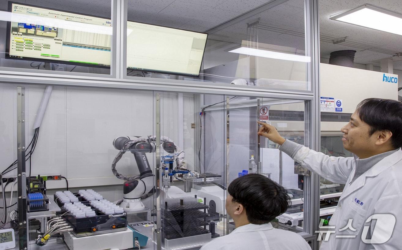 본문 이미지 - 연구진이 자동화 플랫폼으로 분석된 촉매 성능에 대해 의논하고 있다. (에너지연 제공. 재판매 및 DB금지) 2026.2.12/뉴스1